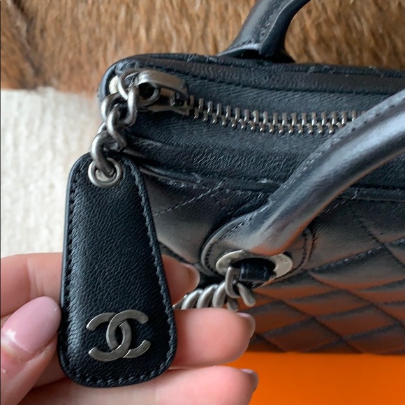CHANEL authentic Black quilted mini shopper tote - Picture 6 of 7